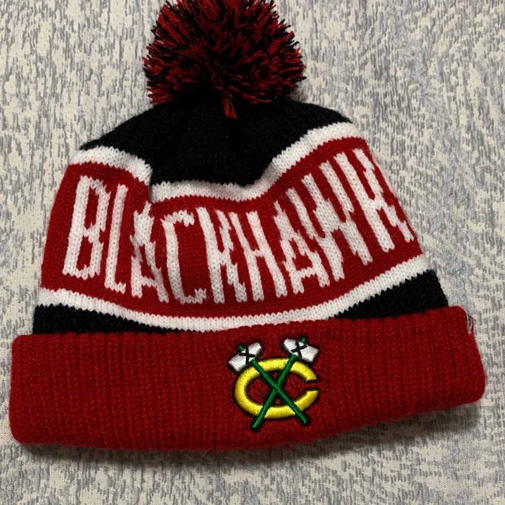 Blackhawks Pom-Pom Beanie - Red and Black